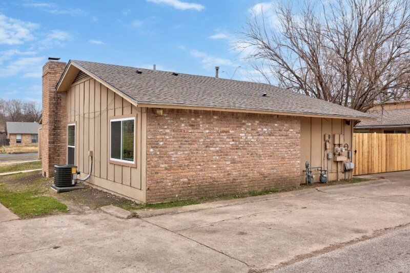 Building Photo - 218 W William Cannon Dr