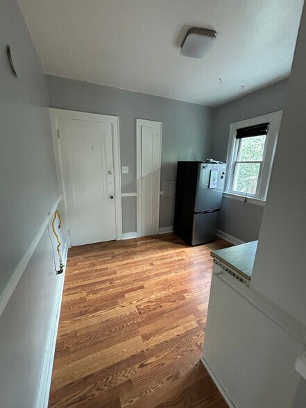 Building Photo - 884 Beaconsfield Ave