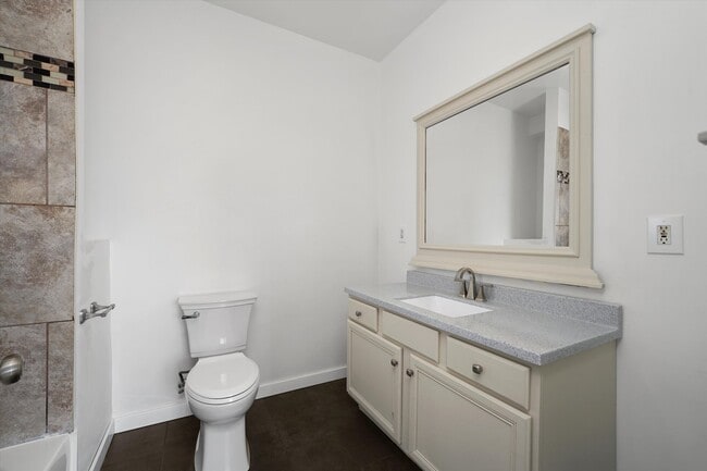 Building Photo - 1156 W 19th Pl
