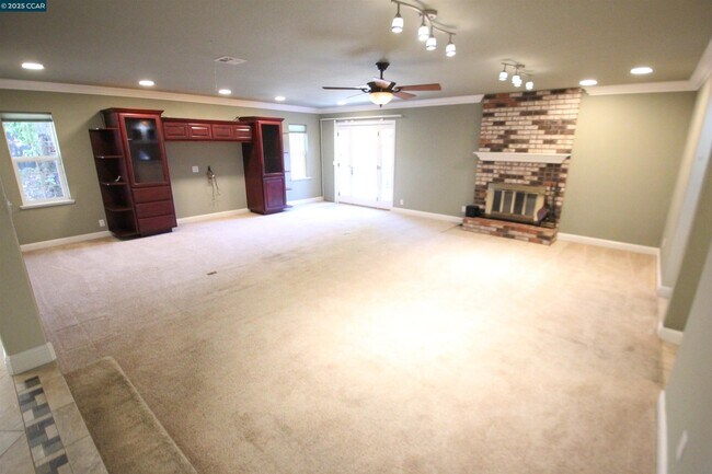 Building Photo - 898 Luxury Dr