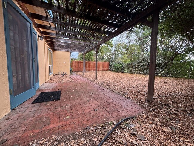 Building Photo - 3/1 in East Davis, New windows, new floors, new paint!