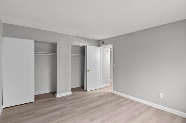 Building Photo - Kenwood: New Renovation! Spacious 2 Bedroo...