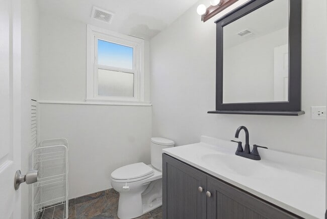 Building Photo - 1506 W Palm Dr