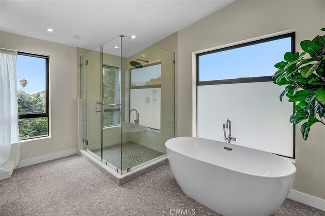 Building Photo - 1343 1/2 Seward Street Unit