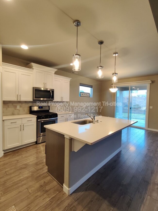 Building Photo - 8817 Grandview Dr