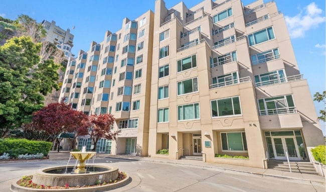 Building Photo - Luxury Corner 1BR/1BA Condo with Deck in t...