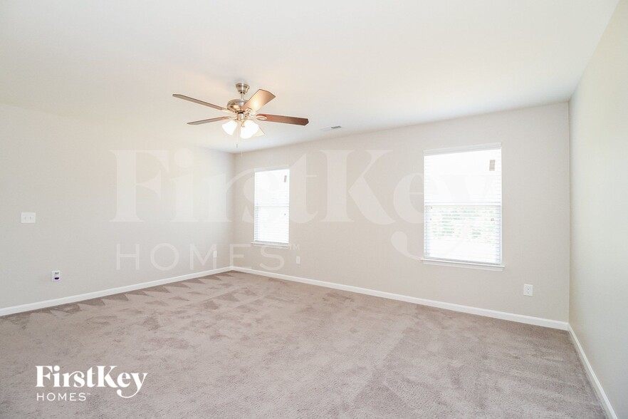 Building Photo - 1307 Red Deer Dr