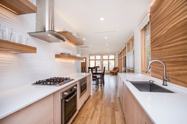 Building Photo - 811 E 23rd St