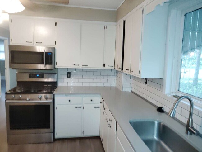 Building Photo - Charming 3BR Home in Heart of West 7th – St. Paul