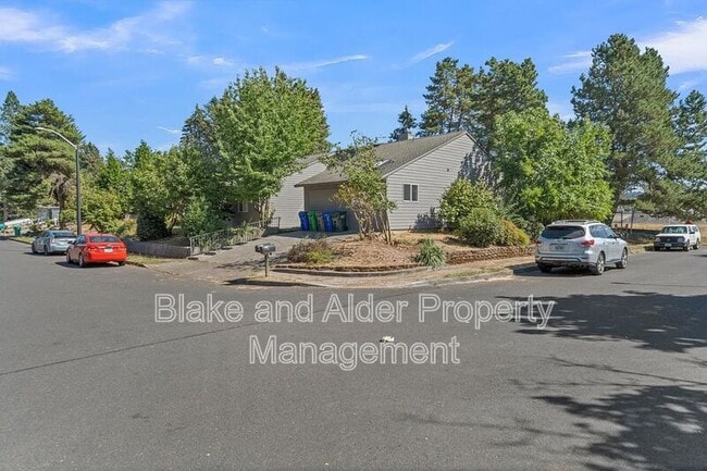 Building Photo - 2402 SE 9th Ct