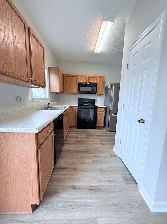 Building Photo - 2 Bedroom Townhome in gated community - Cu...