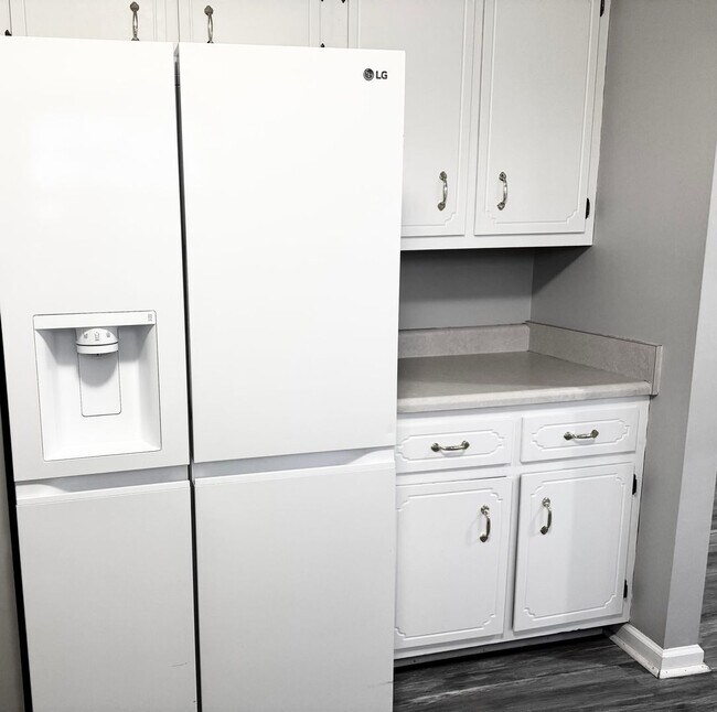 Building Photo - Cathedral Ceiling for a big open feel!