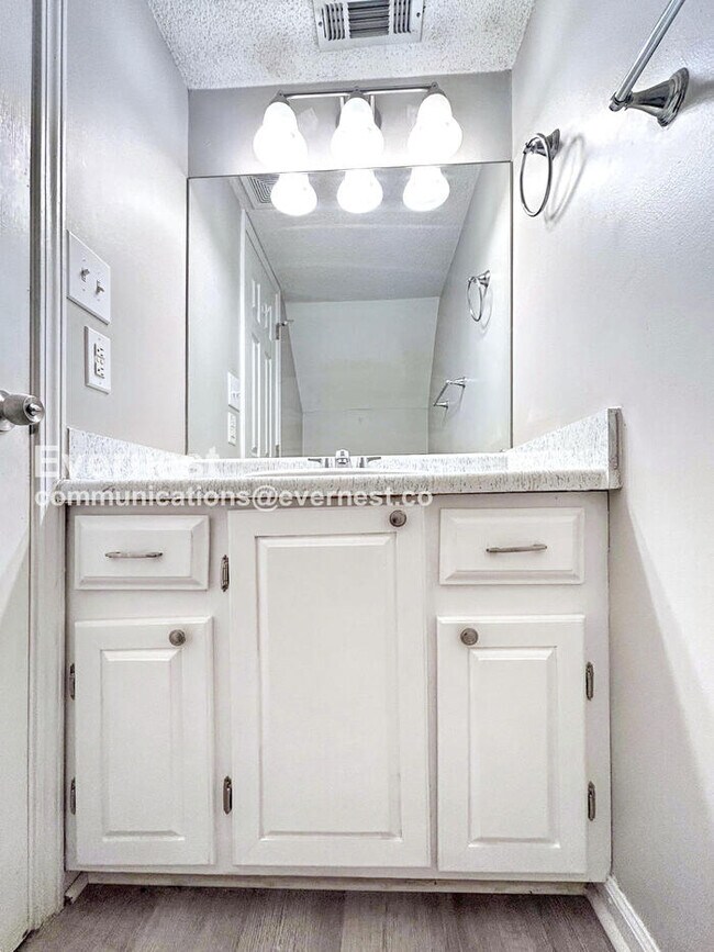 Building Photo - Limited Time Special Offer / 5 Bed, 3.5 Bath Home with Attached Garage / Pet-Friendly / Vouchers ...