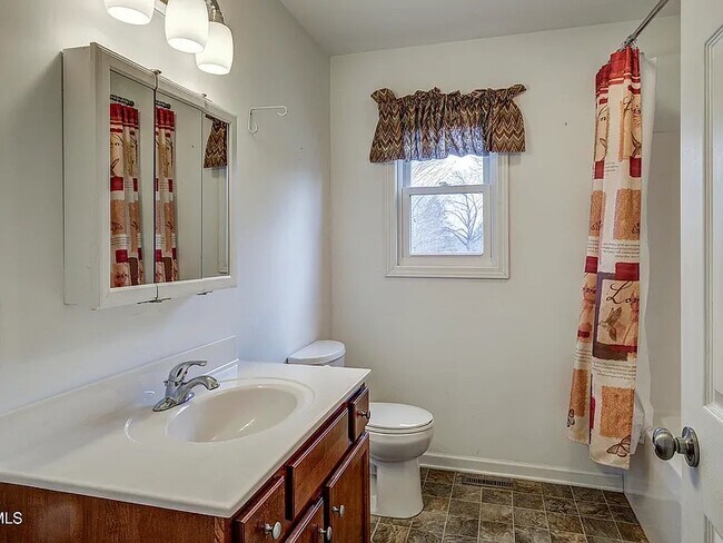 Building Photo - 2 Bed, 1 Bath, .77 Acres - House