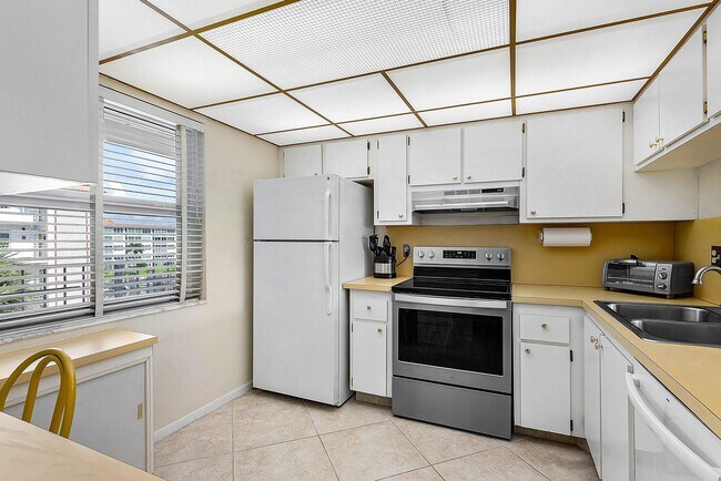 Building Photo - 931 Gardenia Dr