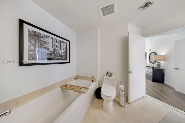 Building Photo - 1111 SW 1st Ave