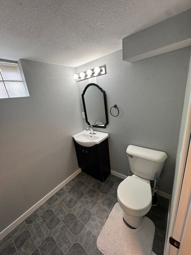 Building Photo - Main level house available for rent