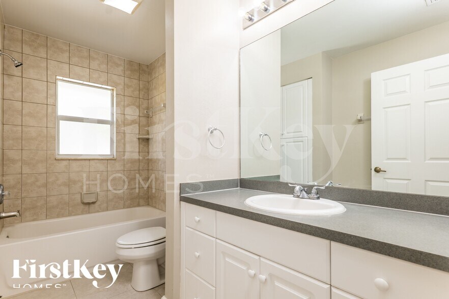 Building Photo - 2031 NE 9th Pl