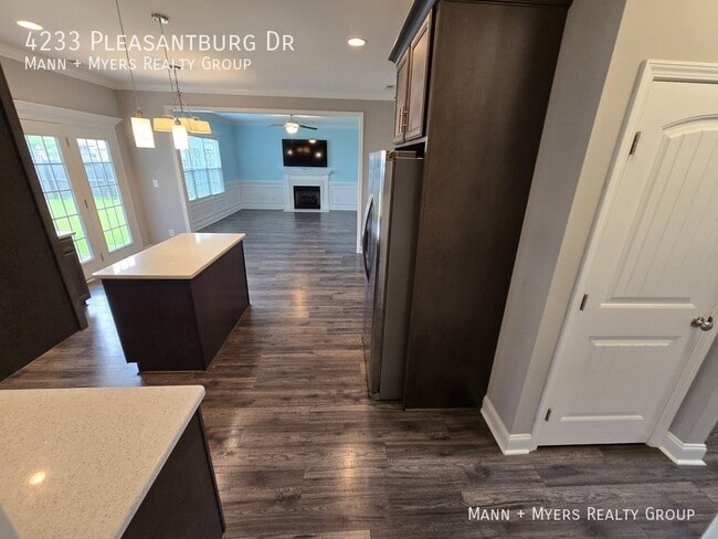 Building Photo - 4233 Pleasantburg Dr