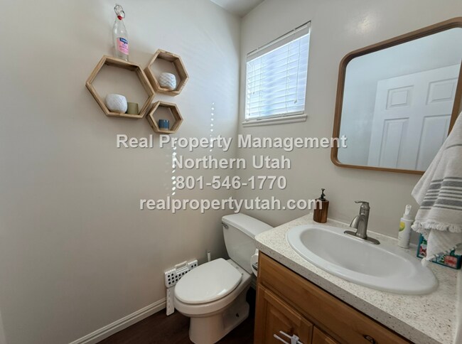 Building Photo - Cute 2 Bedroom Townhome in South Ogden Available
