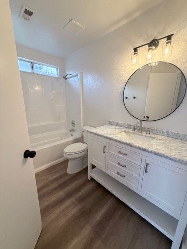 Building Photo - 9405 Salinger St