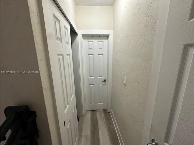 Building Photo - 1147 NE 113th St