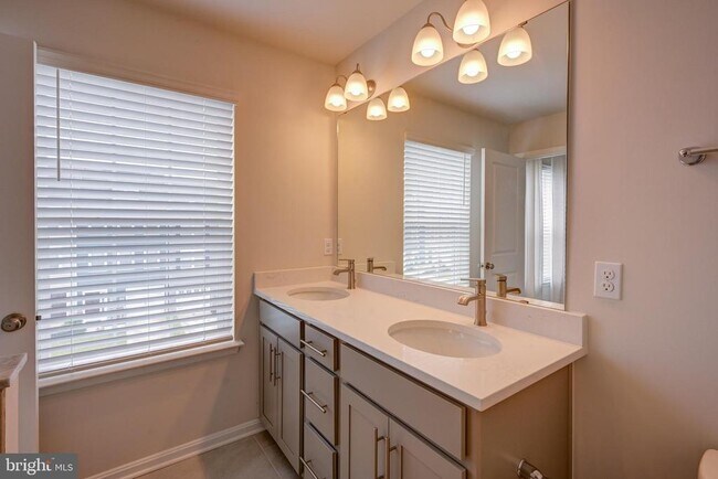Building Photo - 5059 Silver Oak Dr