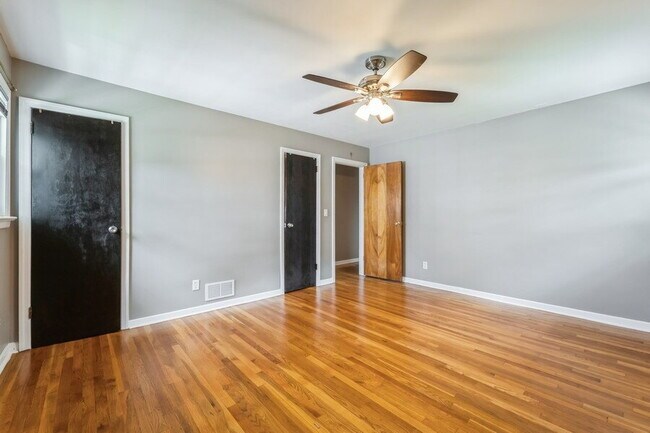 Building Photo - Bergenfield NJ Split Level Spacious Single Family home