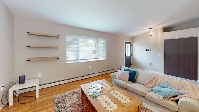 Building Photo - Available Now! Modern 3bed 2bath Home with Garage in North Pole