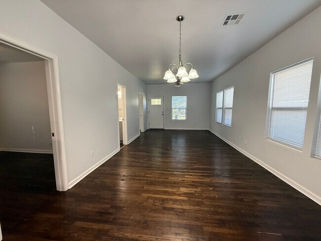 Building Photo - Gorgeous 3 bedroom 2 bathroom home