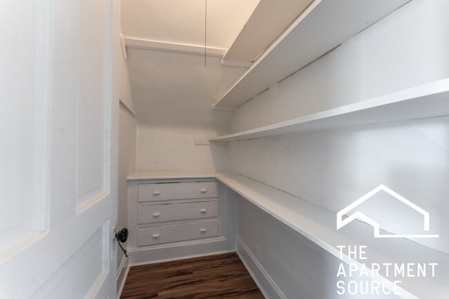 Building Photo - 2853 W Dickens Ave
