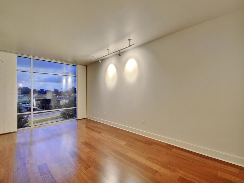 Building Photo - 210 Lee Barton Dr