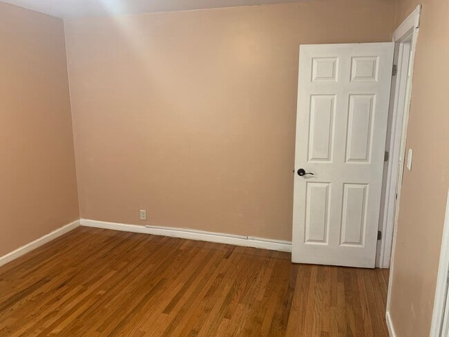 Building Photo - Terrific 4 Bed/1 Bath Home in Elmont!