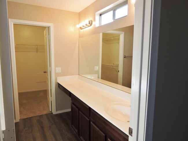 Building Photo - 4 BEDROOM 2 1/2 BATHROOM WITH OFFICE AND LOFT