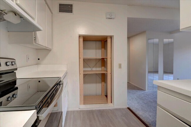 Building Photo - Fantastic 1 Bedroom Condo in Point Loma!!