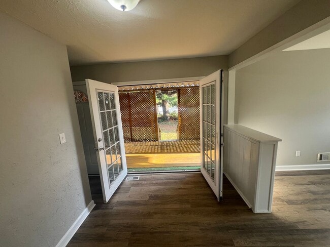 Building Photo - 3 bedroom, 2 bath Ranch with a partially finished basement