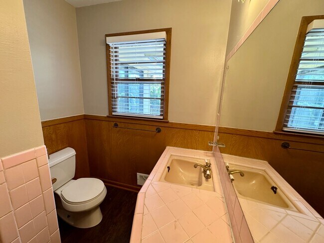Building Photo - Spacious, Private Retreat in the Heart of the City