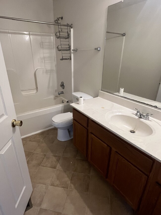 Building Photo - Spacious End Unit Townhome - 3 Bedrooms & ...