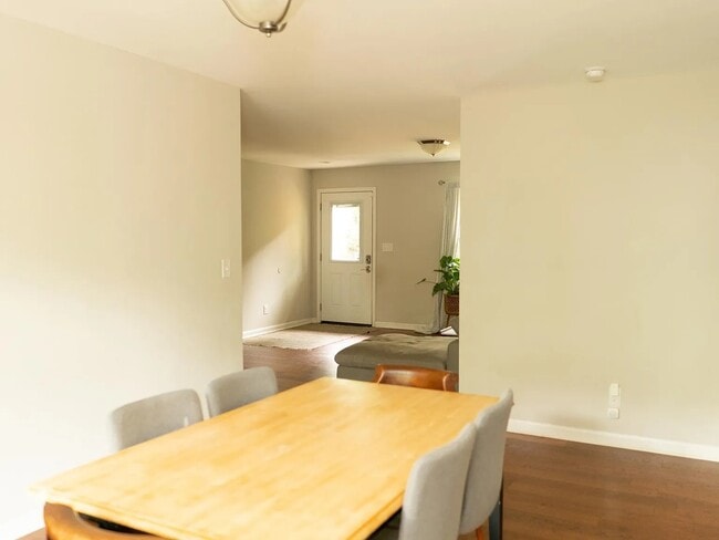 Building Photo - 15 Woodstock Ln