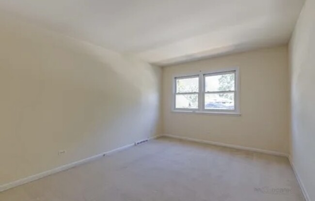 Building Photo - 315 E Valley Ln