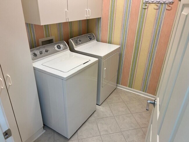 Building Photo - Wonderful, open, 2 bedroom home.