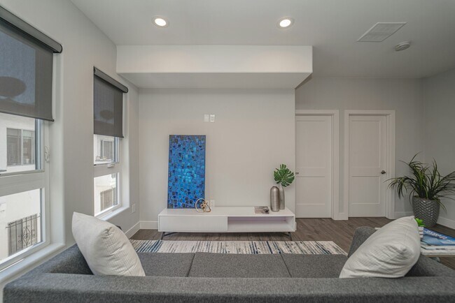 Building Photo - 4532 St Charles Pl