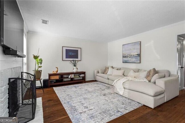 Building Photo - 1028 Riverbend Club Dr SE