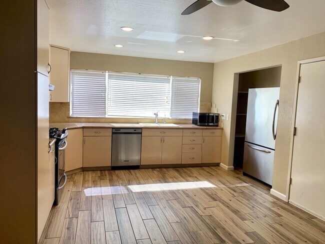 Building Photo - Single Level 4 Bedroom with a Lovely Backyard!! Co signers are accepted ~ Near SSU