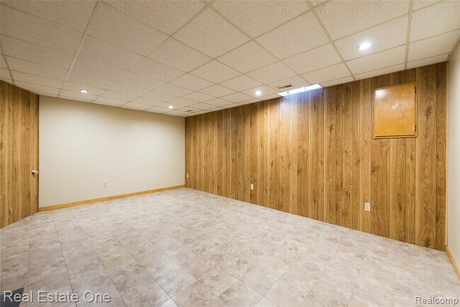 Building Photo - 61960 Arlington 116 3