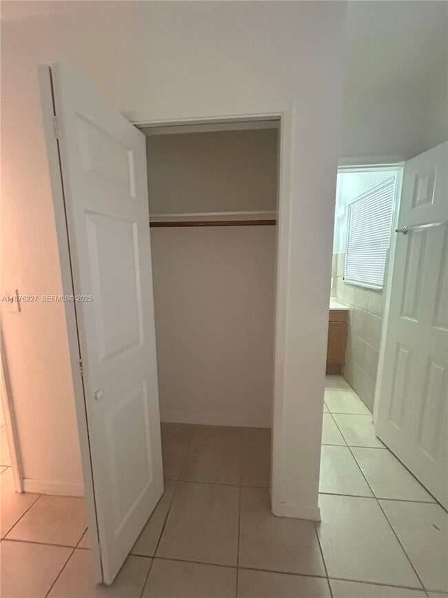 Building Photo - 1119 NE 15th St