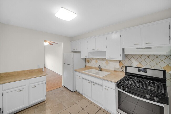 Building Photo - 7019 N Ridge Blvd