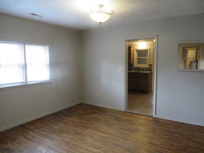Dining - 534 N Warren Ave