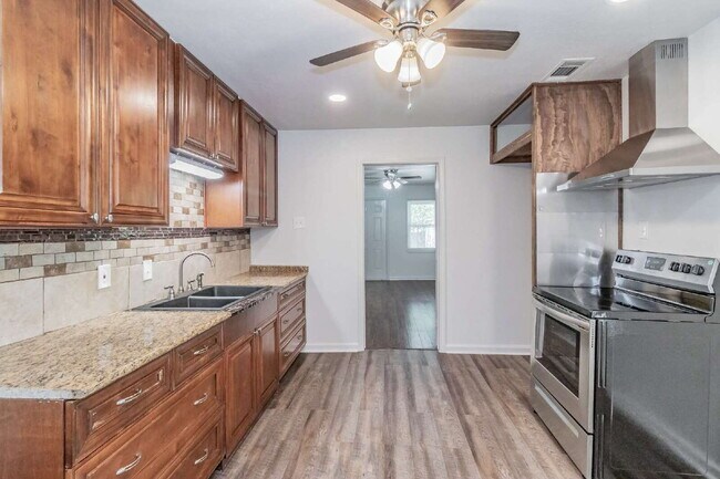 Building Photo - Beautiful home in a great location