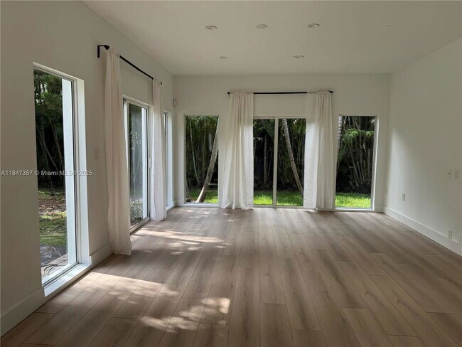 Building Photo - 2450 SW 19th Ave